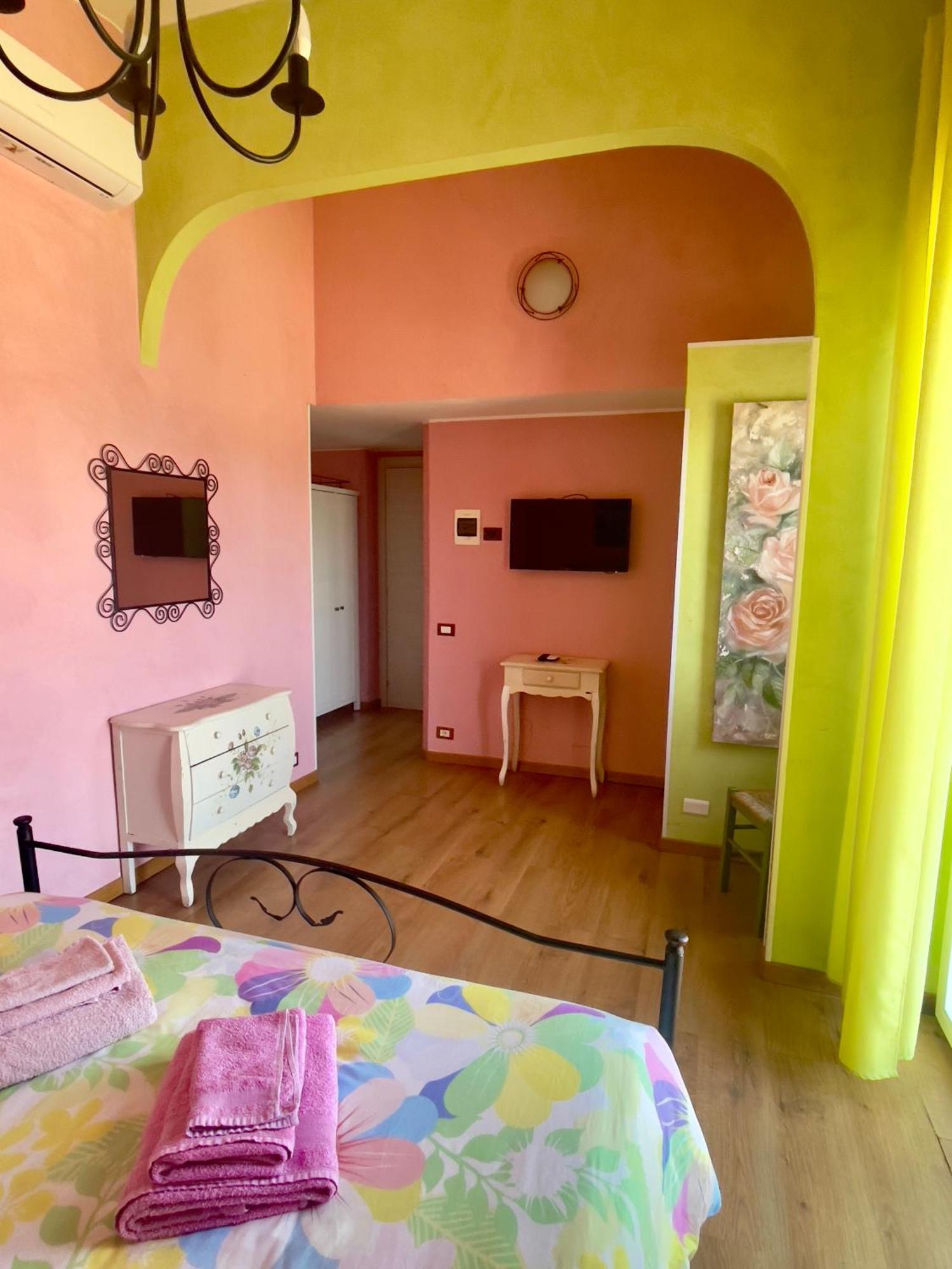 Villa Gaia - Luxury Villa, Pool & Wellness Rooms Бордігера Екстер'єр фото